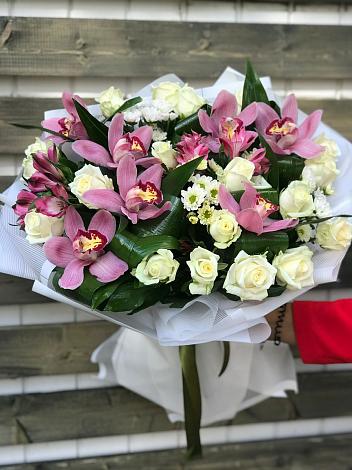 Букет цветов из: Розы и Хризантемы в Шентала