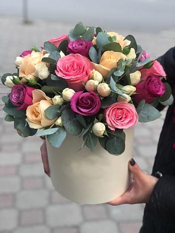Цветочная композиция из Розы в шляпной коробке в Шентала