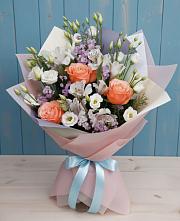 Букет цветов из:  Лизиантусы, Розы, Альстромерии и Гипсофила в Шентала