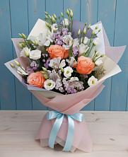 Букет цветов из:  Лизиантусы, Розы, Альстромерии и Гипсофила в Шентала