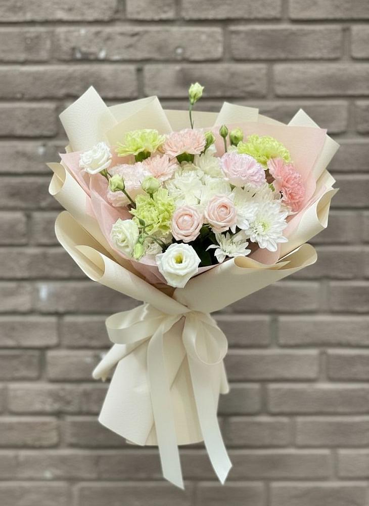 Букет цветов из: Гвоздики, Розы, Лизиантусы и Хризантемы в Шентала