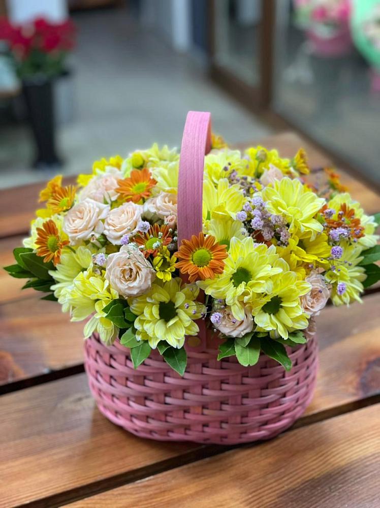 Цветочная композиция из Хризантемы и Розы в корзине в Шентала