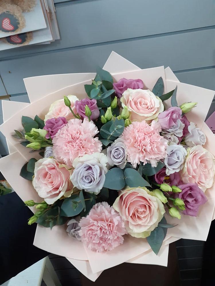 Букет цветов из: Розы, Гвоздики и Лизиантусы в Шентала