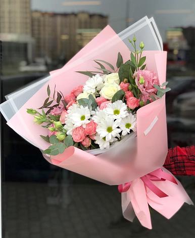Букет цветов из: Розы, Лизиантусы и Хризантемы в Шентала