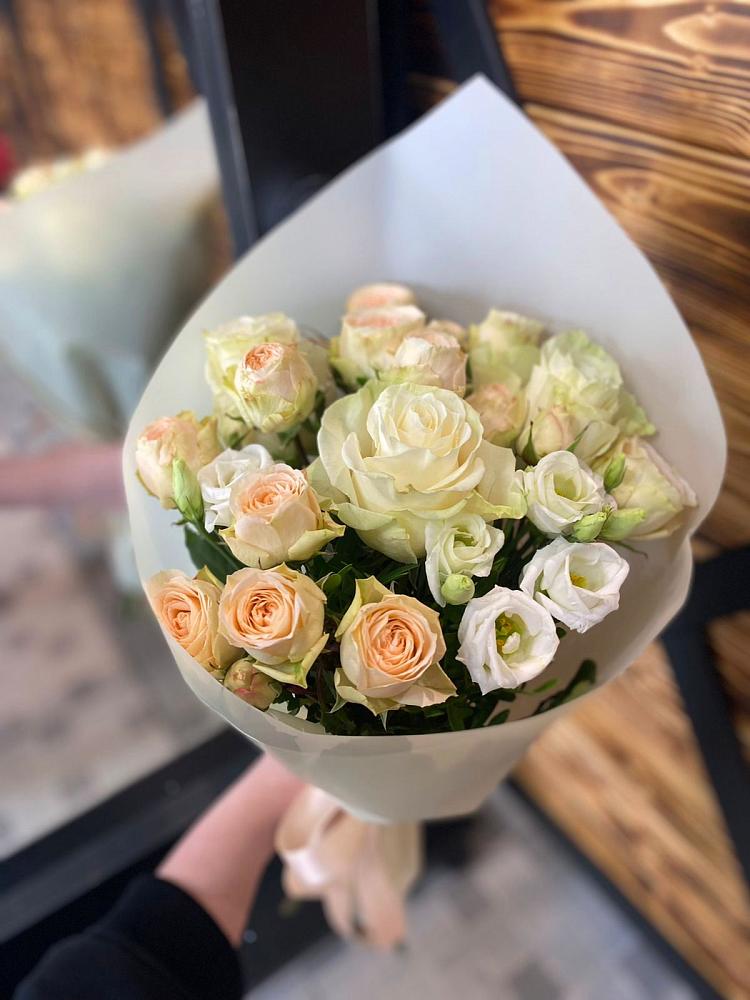 Букет цветов из: Розы и Лизиантусы в Шентала